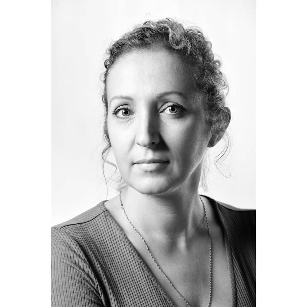 <p></noscript>Au cœur de CVL Luminaires, le bureau d’étude interne est dirigé par la designer intégrée Emilie Cathelineau. Son expertise et sa créativité sont mises au service de chaque projet, assurant une approche innovante et raffinée du design d’éclairage. Passionnée par les matières, les formes et les jeux de lumière, Emilie Cathelineau insuffle à chaque création une signature unique, mêlant modernité et savoir-faire artisanal.</p>
