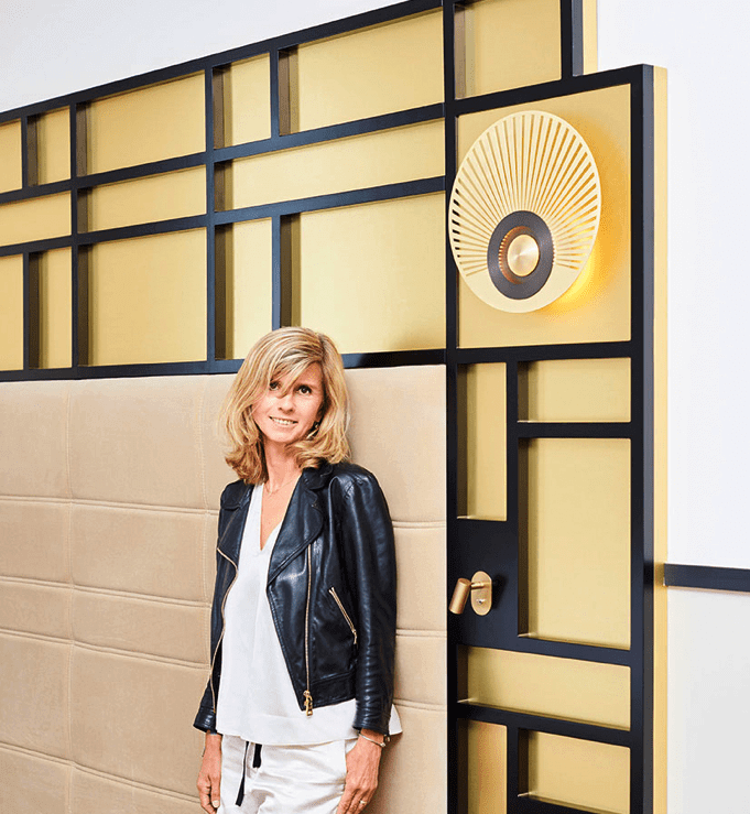 <p></noscript>C’est pour le projet de rénovation complète du palace 5 étoiles les Roches Blanches à Cassis que CVL a été sélectionné par l’agence d’architecture parisienne Kappel. L’architecte et décoratrice, Monika Kappel, s’est vu confier le projet de restituer aux 2 400 m2 de l’hôtel une cohérence inspirée de son héritage Art déco.</p>
<p>Construite en 1887 face à la majestueuse falaise du Cap Canaille, la bâtisse ancrée dans les roches est d’abord maison de maître, puis se transforme en hôtel au début des années 1920. Incarnant l’art de vivre à la française, il connaîtra son heure de gloire jusque dans les années 1950. Winston Churchill, puis Edith Piaf y seront pensionnaires. Racheté par des clients amoureux de l’endroit, l’hôtel Les Roches Blanches qui doit son nom aux roches calcaires des calanques, a rouvert ses portes depuis 2019.</p>
<p>Passionnée d’arts décoratifs, notre cliente a réussi à réinventer un décor luxueux et raffiné pour ce havre de paix. Pour sa décoration intérieure, elle conjugue avec subtilité références historiques, sur mesure, mobilier et luminaire contemporain où l’applique Earth Radian s’y inscrit naturellement.</p>
<p id=