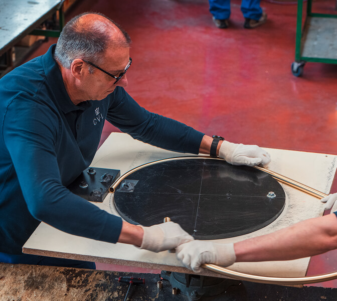<p></noscript>Détentrice d’un savoir-faire remarquable que l’entreprise a su perfectionner au fil des décennies, CVL Luminaires a fait le choix de maîtriser dans ses ateliers toutes les étapes de conception et de fabrication de ses produits. Elle garantit ainsi à ses clients des luminaires de très haut de gamme.</p>
<p>Depuis la manufacture installée près d’Angers, elle a réussi à imposer un savoir-faire perfectionné sur le marché international du luminaire. Les architectes d’intérieur et décorateurs du monde entier à la recherche de ce savoir-faire artisanal de haut niveau à la main sont nombreux à confier la fabrication de pièces parfois uniques.</p>
