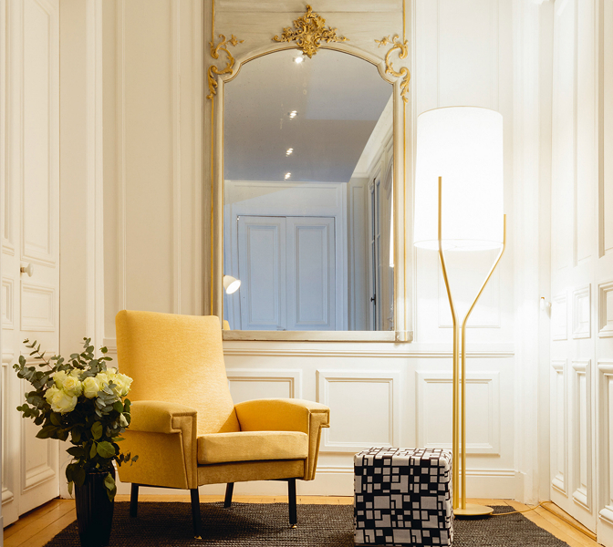 <p></noscript>Great finesse and elegance for the Arborescence XS table lamp in satin brass with its white lampshade designed by Hervé Langlais! He was inspired by nature whilst he envisioned the Arborescence collection. Placed on a thin cylindrical base surmounted by a disc of larger diameter, the three brass rods of different lengths, which constitute the base of the lamp, stand like the branches of a tree. Inside these three branches, the translucent Drop Paper® lampshade diffuses a delicate and effective light. The arborescence table lamp is ideal as a bedside light in a hotel room! Its sleek design makes it a timeless table lamp that adapts very easily to the atmosphere that surrounds it. The Arborescence collection is also available as <a href=